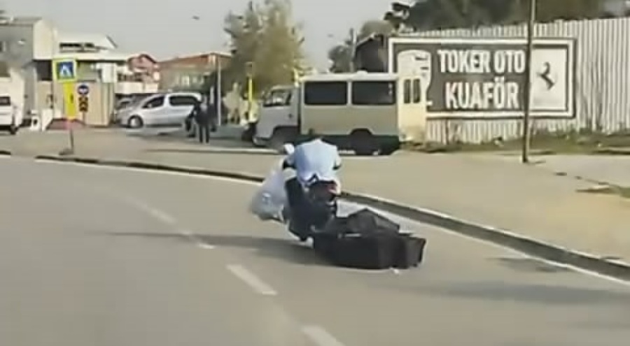 Bursa'da akılalmaz yolculuk! Plastik kasaları motosiklete bağladı