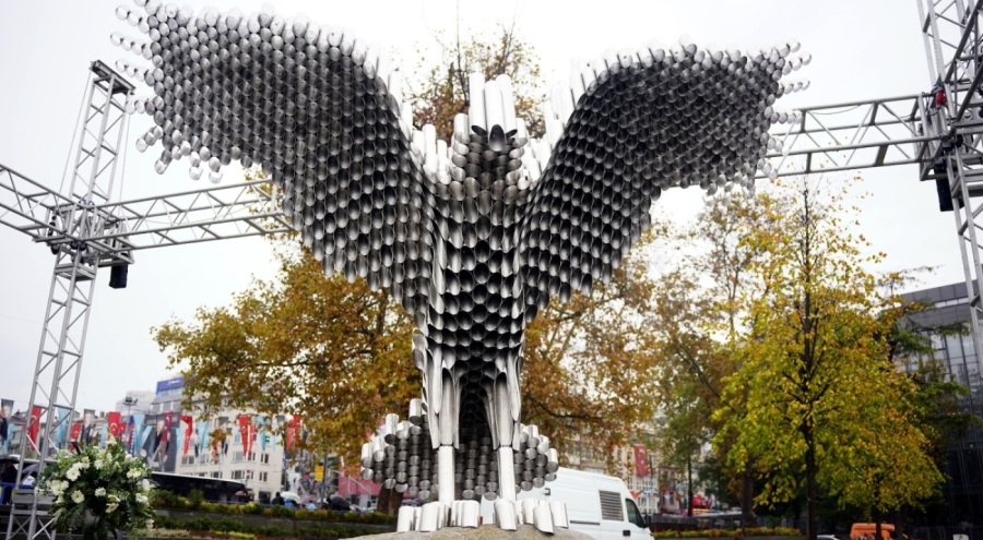 Beşiktaş Kulübü'nden Cumhuriyet'in 100. yılına özel kartal heykeli