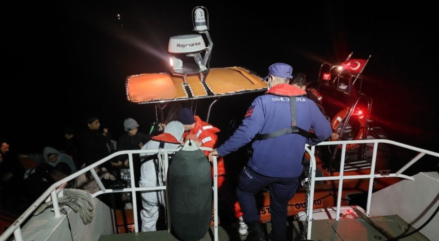 Ayvalık'ta 29 düzensiz göçmen kurtarıldı