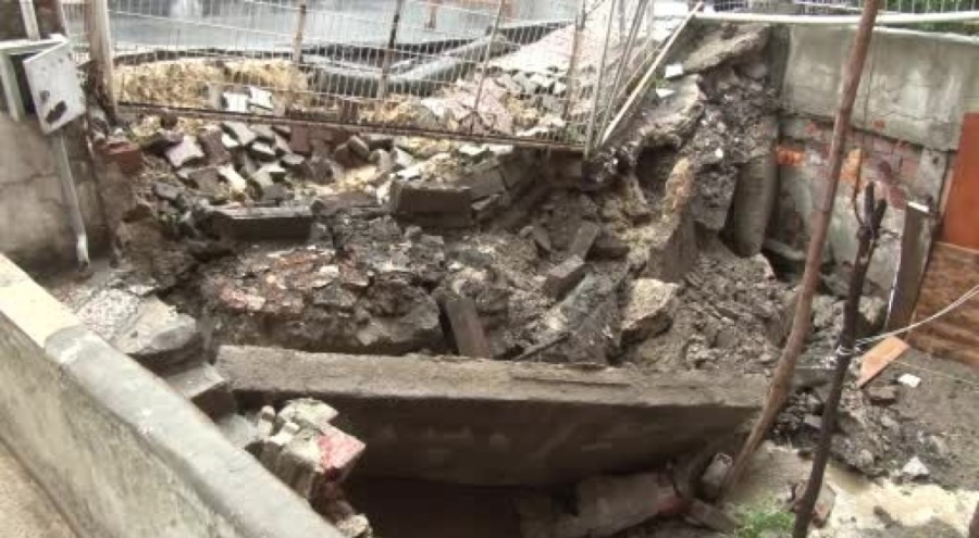 Yoğun yağışın ardından yol evin bahçesine çöktü