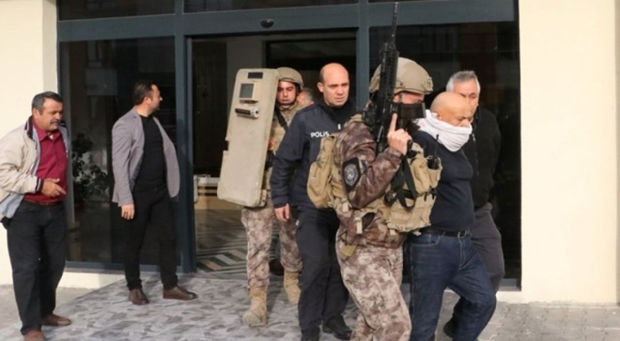 Evini yakıp, kendini içeri kilitleyen adama operasyon!