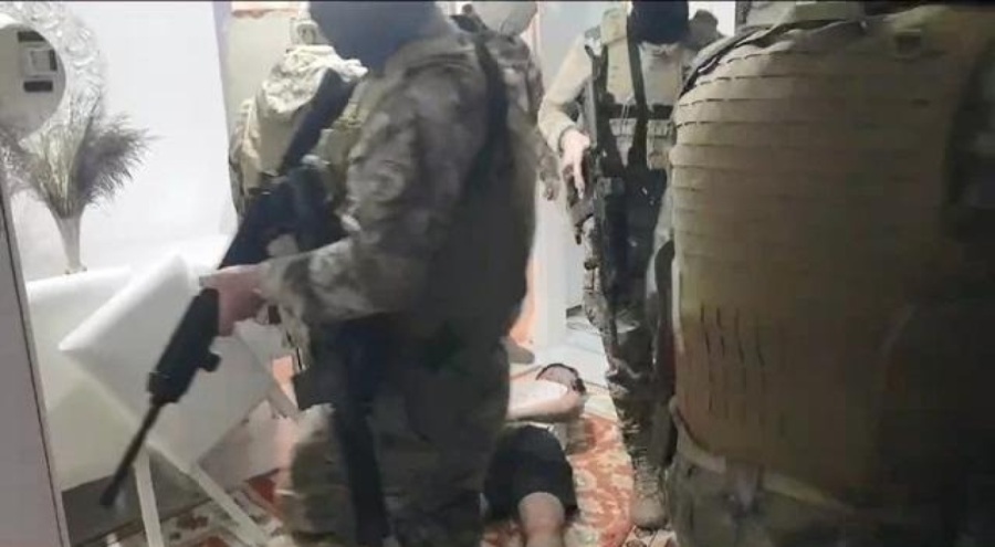 Güpegündüz girdikleri evleri soyup çok sayıda araç çaldılar!