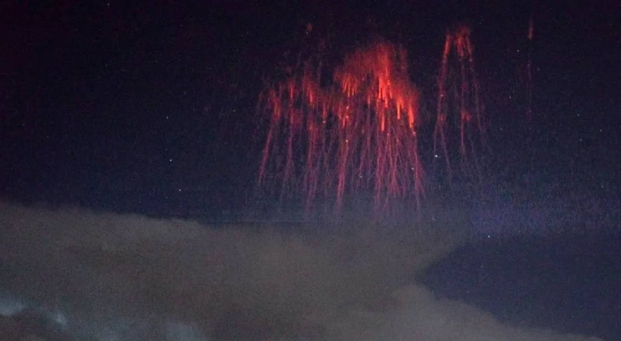 Ege Denizi üzerinde "kızıl cin" kameralarla kaydedildi