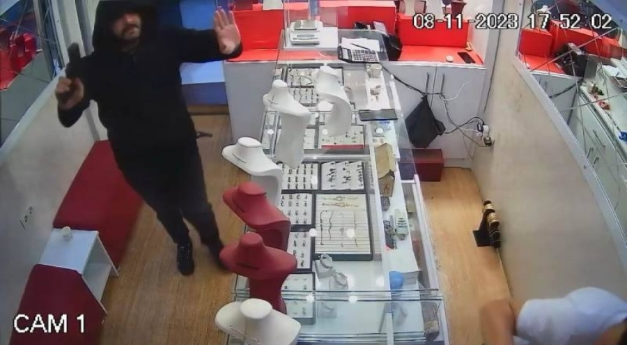 Soyguncu, kuyumcuyu korkutmak isterken kendini vurdu