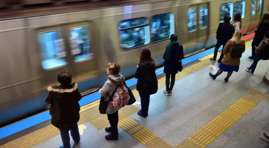 Metro arızalandı: Yolcular mahsur kaldı