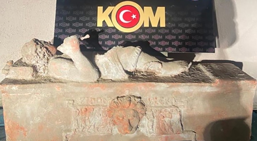 Eski Roma dönemine ait kadın figürlü 1,5 metrelik lahit ele geçirildi