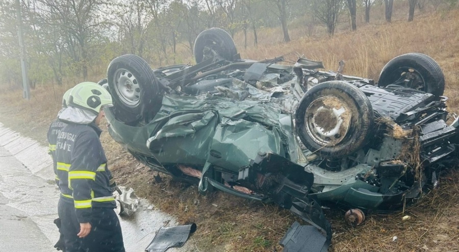 Kırklareli'de otomobil şarampole devrildi: 3 yaralı