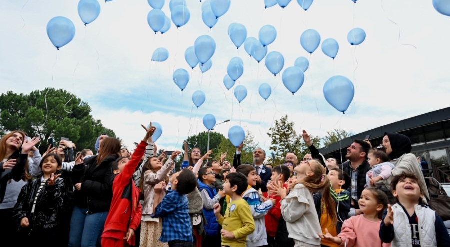 Bursa'da mavi balonlar Filistinli çocuklar için gökyüzüne bırakıldı