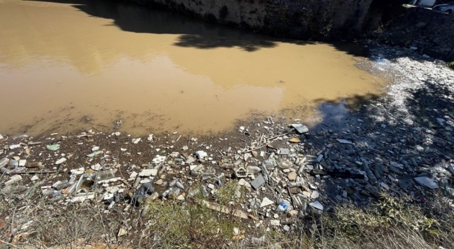Sağanak yağışın ardından deniz kahverengiye büründü