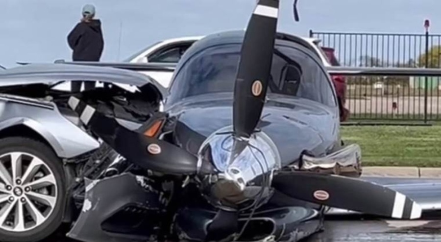 Pistten çıkan uçak otomobile vurdu