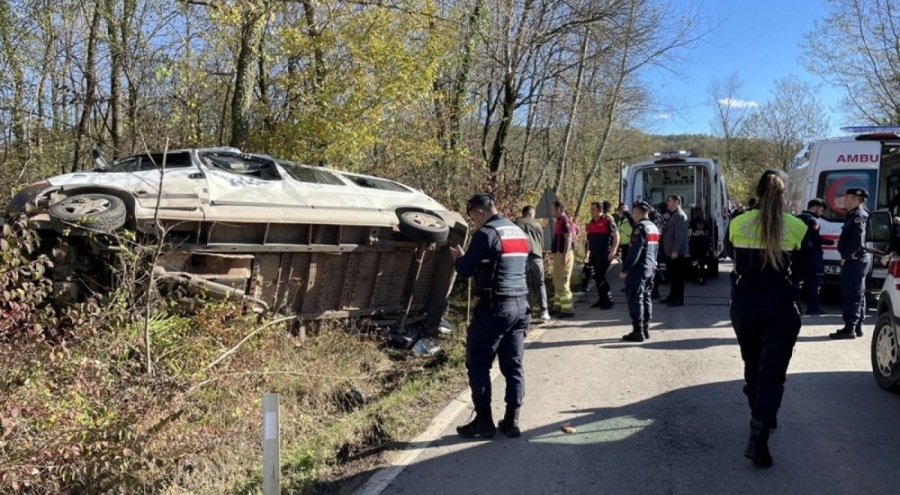 Yolcu minibüsü devrildi: 1 ölü, 10 yaralı