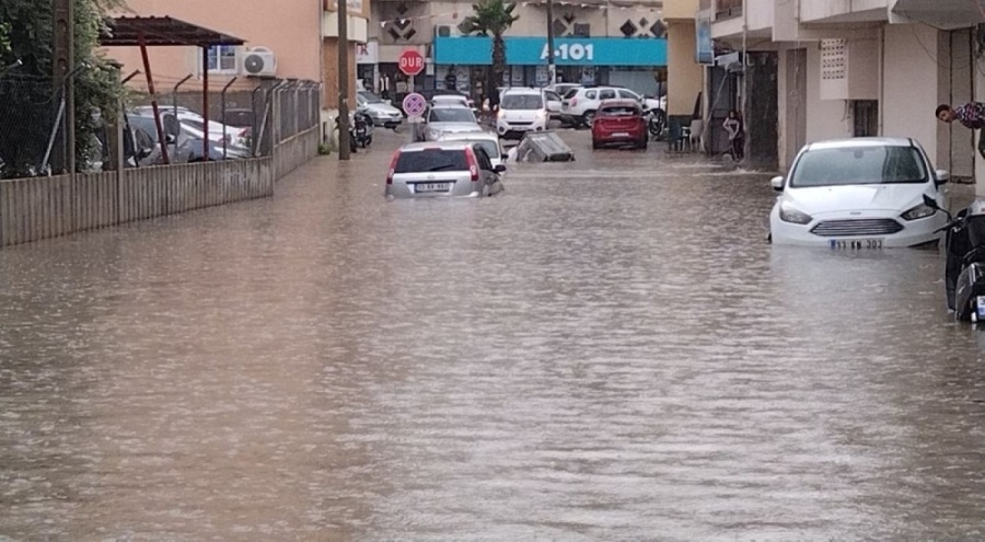 Mersin'i sağanak vurdu