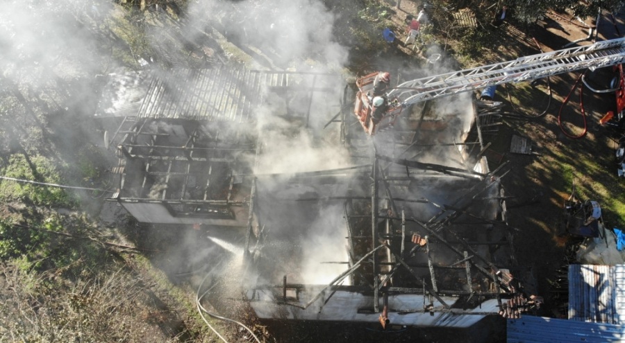 Banyo yaparken evi alev topuna döndü, söndürmeye çalışırken yaralandı