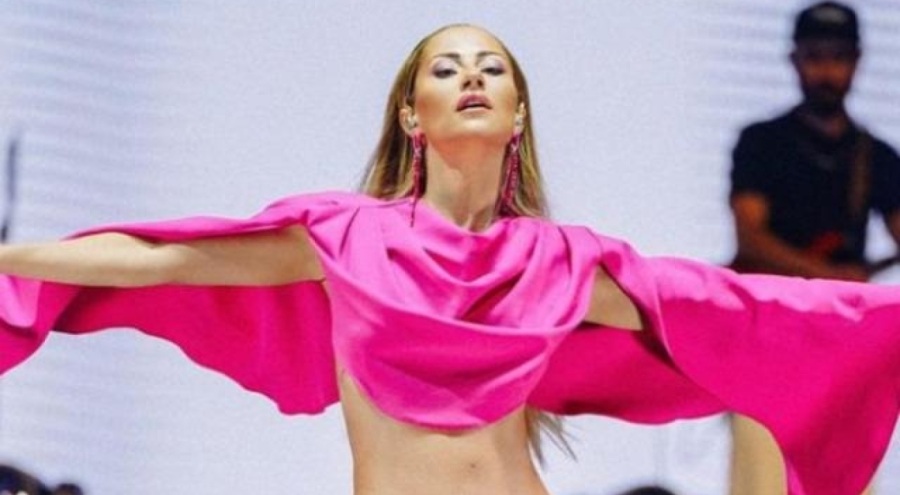 Derya Uluğ bikinili pozlarıyla olay oldu