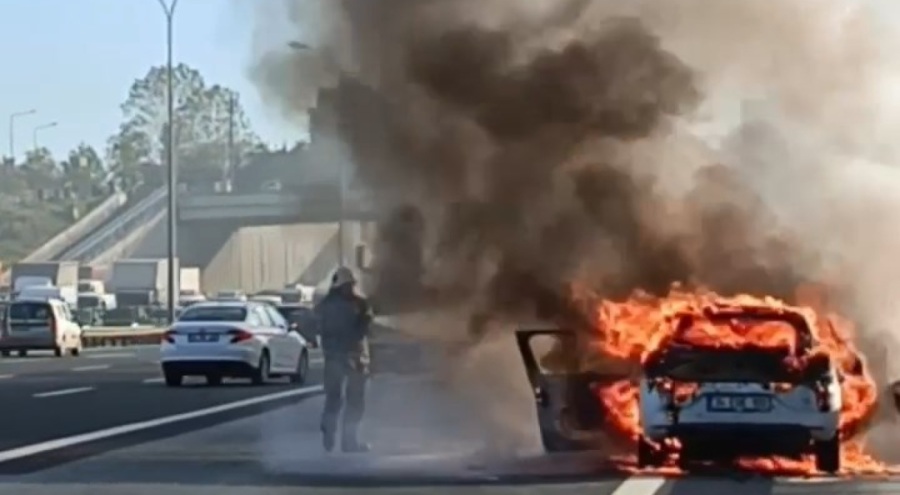 TEM Otoyolu'nda otomobil cayır cayır yandı