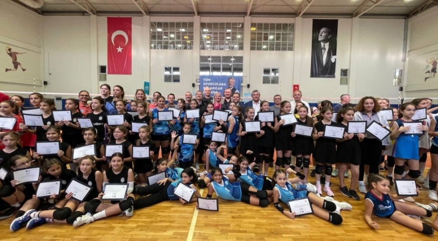 Bursa'da 'Mini Voleybol Şenliği' düzenlendi