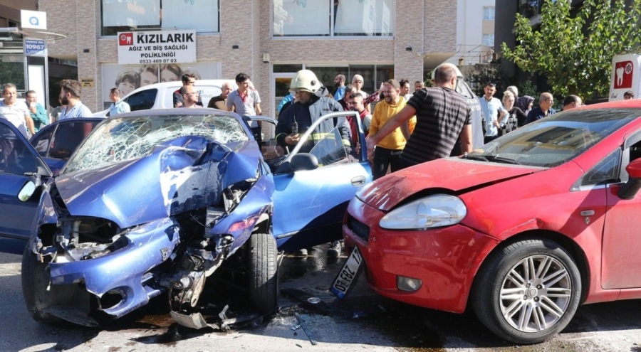 Sınav dönüşü kaza: 1'i bebek 5 çocuk yaralandı