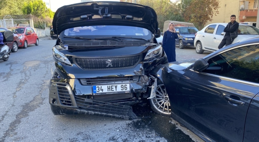 Direksiyon başında baygınlık geçirip 5 araca çarptı!