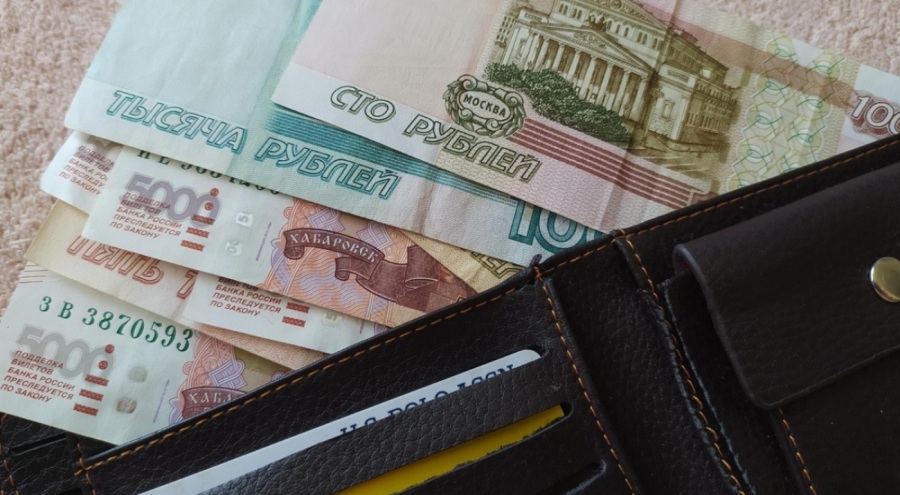 Ruslar yaptırımlardan sonra ilk kez tasarrufu bırakıp para harcamaya başladı