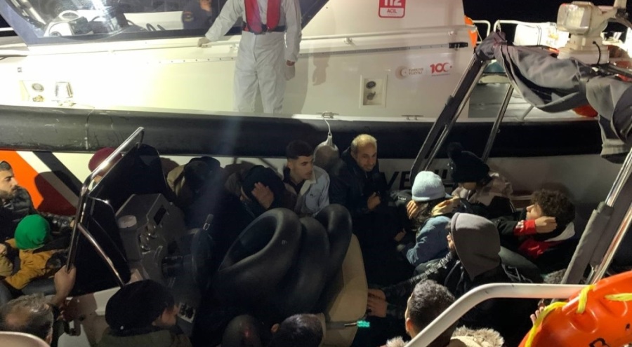 Ayvalık açıklarında 24 göçmen yakalandı