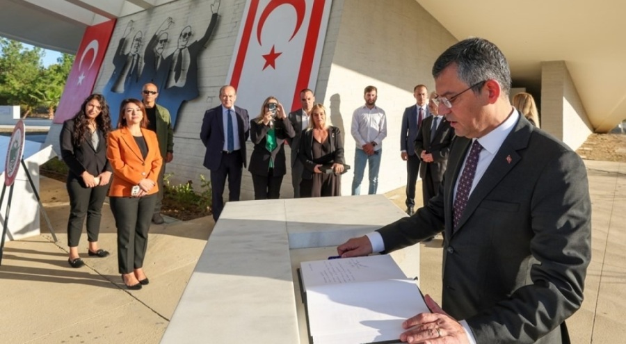 Özgür Özel Kıbrıs'ta Denktaş'ın anıt mezarını ziyaret etti