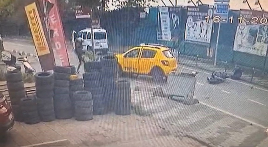 Kaygan zeminde sürüklenen motosikletli, taksinin altına girdi!