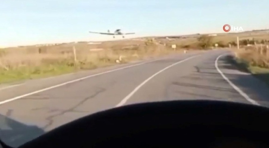 İstanbul'da faciadan dönüldü! Eğitim uçağı minibüsü teğet geçti