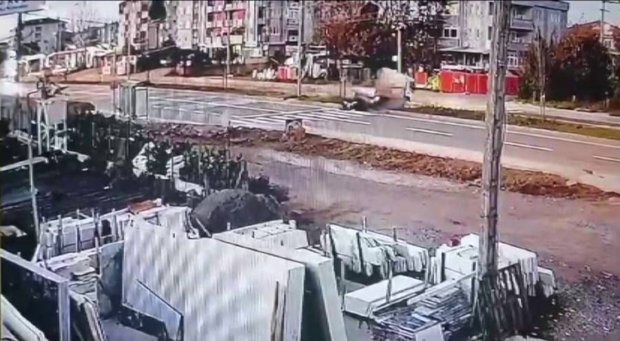 Bölünmüş yolda refüjden geçmeye kalktı, kazaya sebep oldu