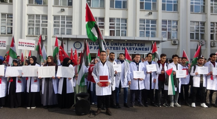 Doktorlar ve tıp öğrencileri Gazze'deki hastane katliamına isyan etti