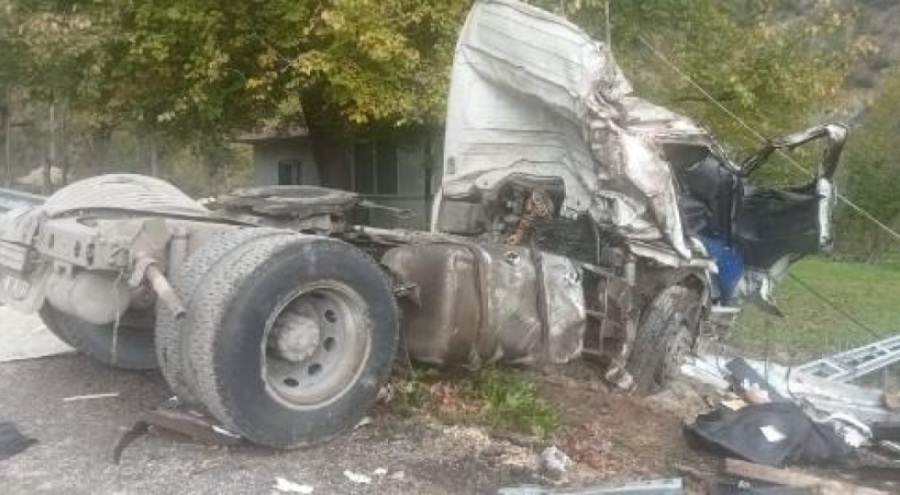 Kahramanmaraş'ta beton mikseri devrildi! Sürücü can verdi