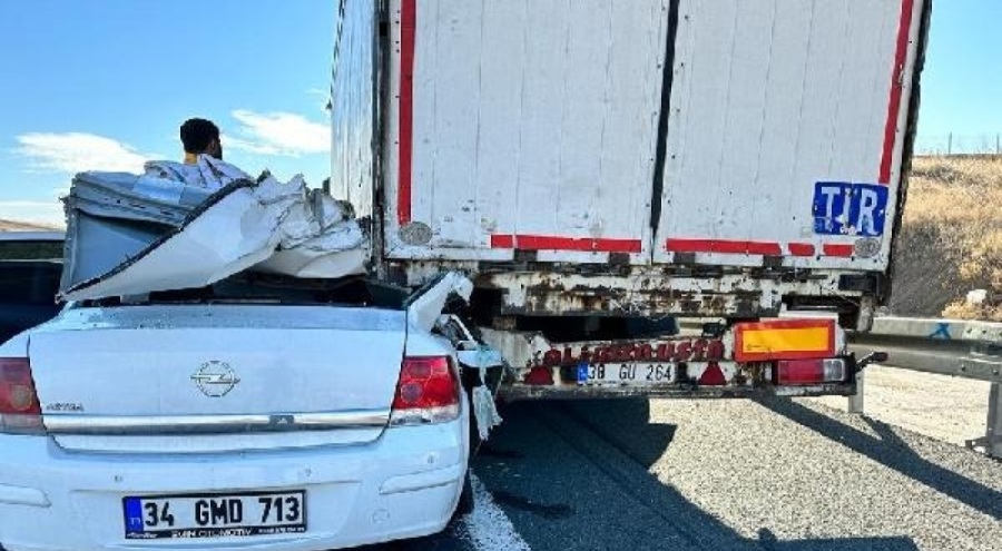 Otomobil TIR'ın altına girdi! Ölü ve yaralılar var