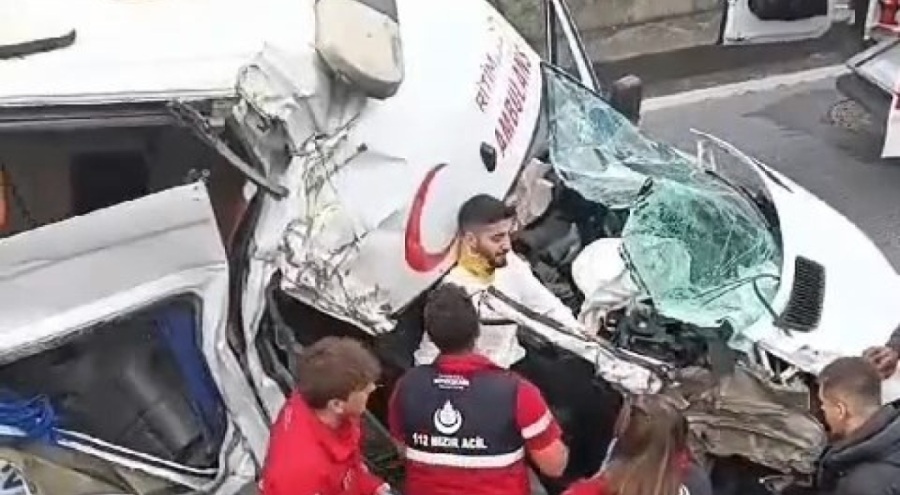 Ambulans İETT otobüsü ve otomobile çarptı