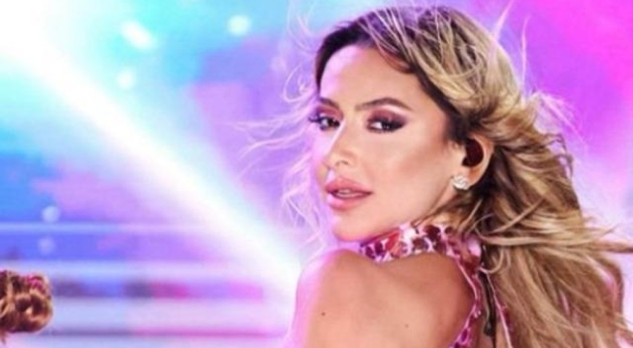 Hadise makyajsız pozlarıyla gündem oldu