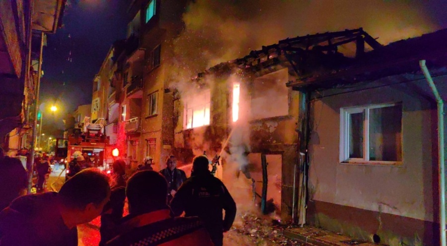 Bursa'da devrilen ısıtıcı yangın çıkardı! Ev kül oldu, 1 yaralı