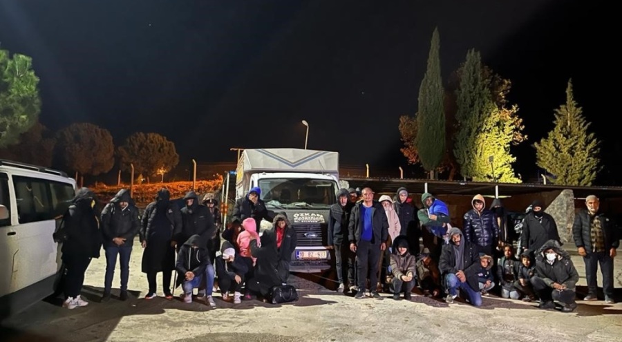 Çanakkale'de 64 kaçak göçmen ile 4 organizatör yakalandı