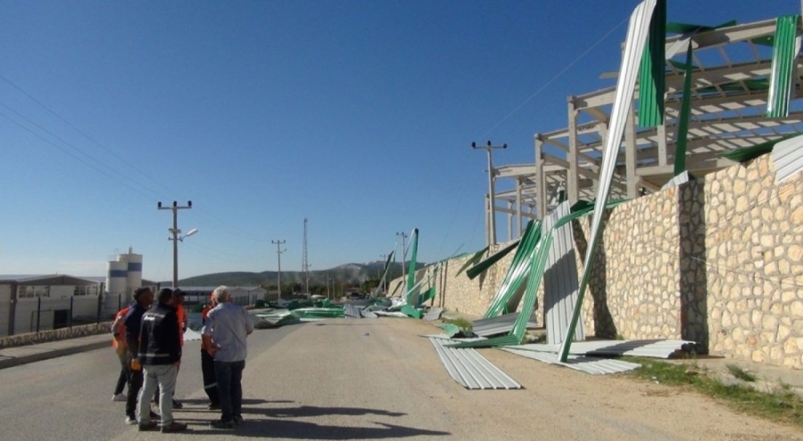 Mersin'de rüzgar fabrika çatısını uçurdu