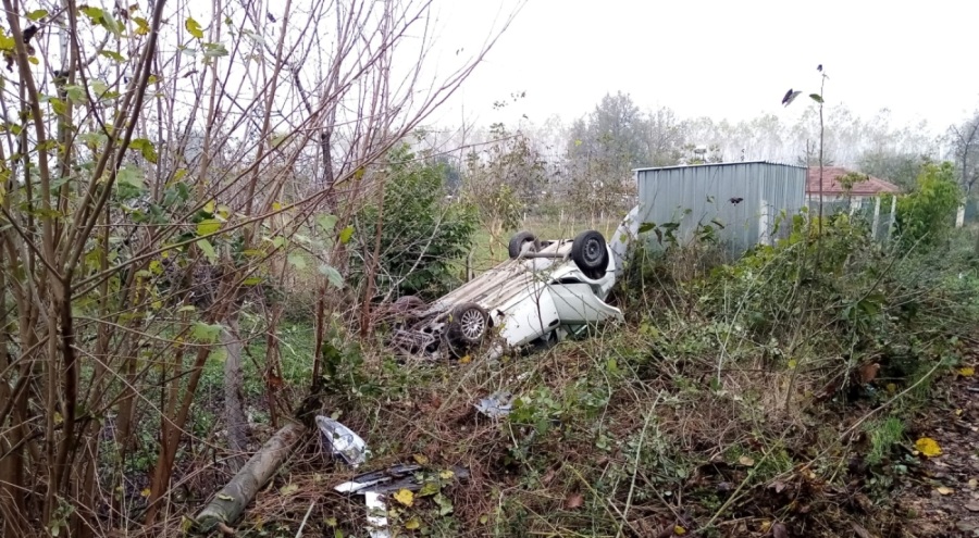 Bursa'da otomobil tarlaya uçtu!