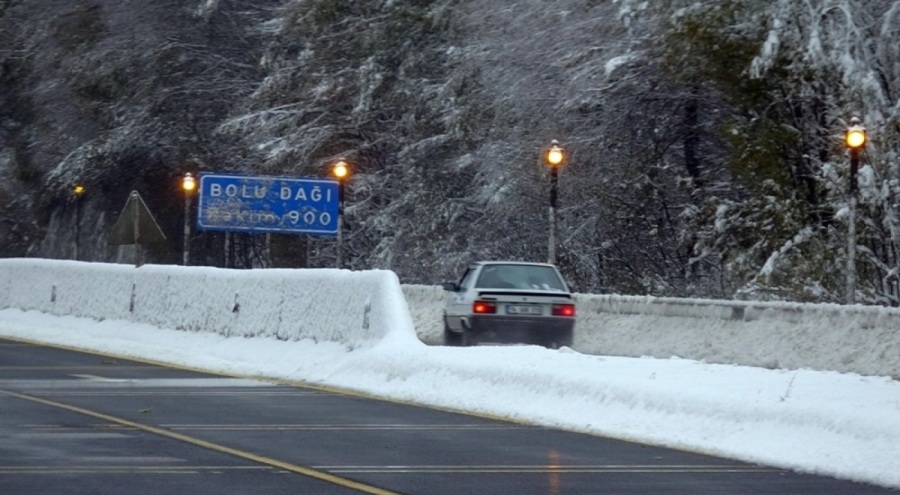 Bolu Dağı'nda kar yağışının dinmesiyle ulaşım açıldı