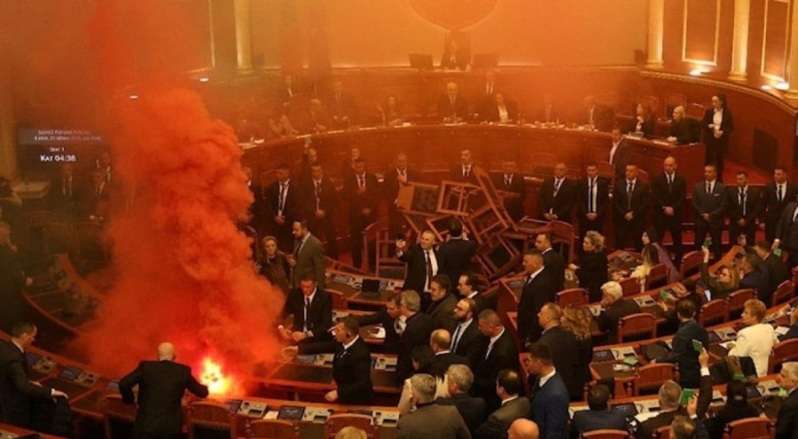 Arnavutluk'ta siyasiler birbirine girdi