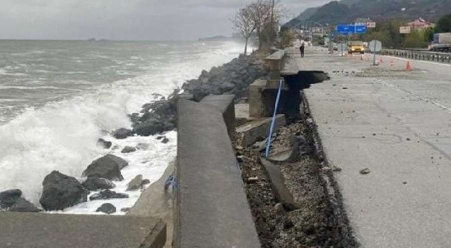 Karadeniz Sahil Yolu fırtına nedeniyle çöktü