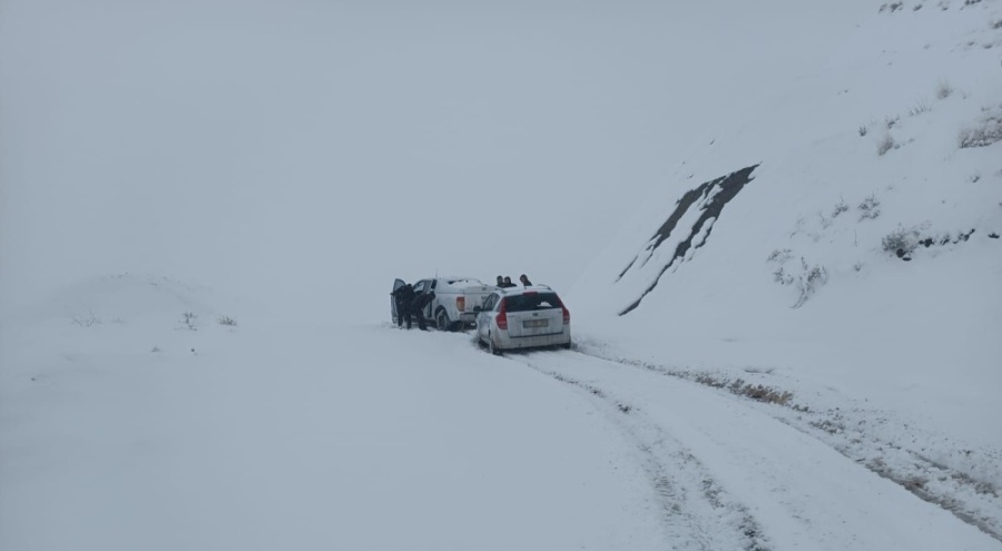 Siirt-Pervari kara yolunda araçlar mahsur kaldı