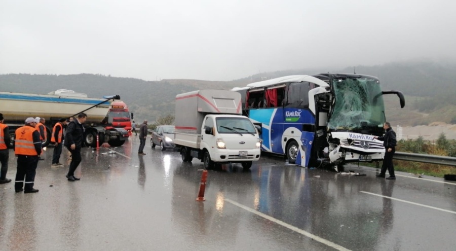 Bursa'da yolcu otobüsü, aniden şerit değiştiren hafriyat kamyonuyla çarpıştı!