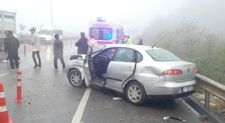 Bilecik'te feci kaza! Otomobil ile çekici birbirine girdi