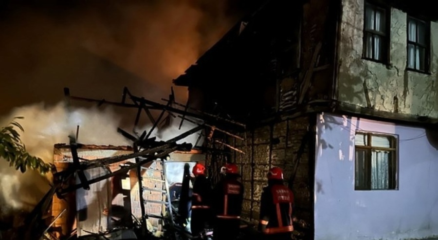 Sakarya çıkan yangında ev kullanılamaz hale geldi