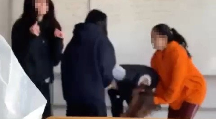 Sınıfta şiddet! Genç kız darp edildi