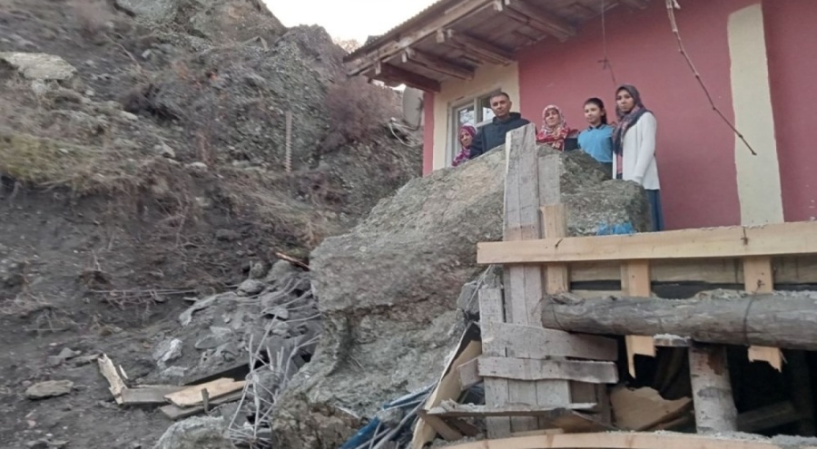Erzurum'da ölümden döndüler! Dağdan kopan kaya balkona girdi