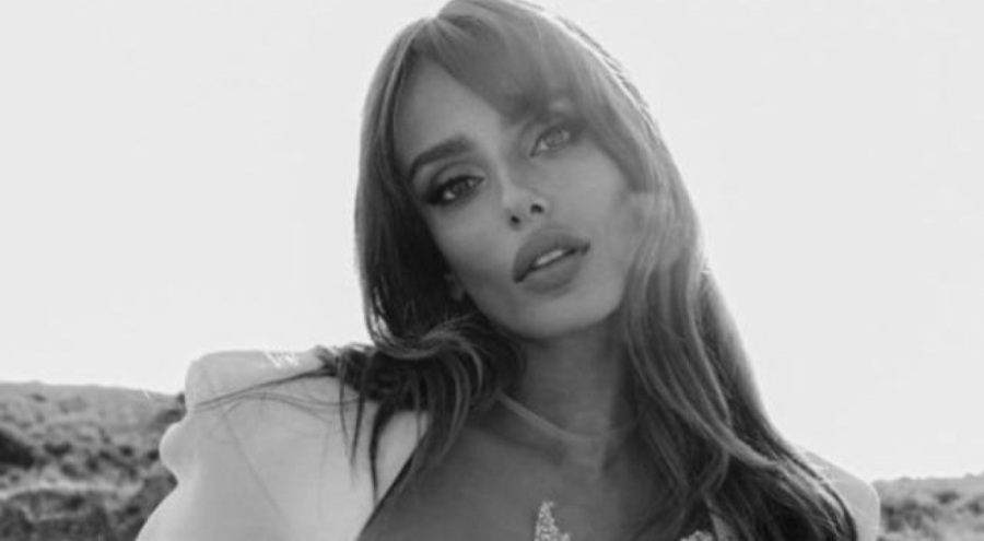 Bestemsu Özdemir süper minisiyle poz verdi!