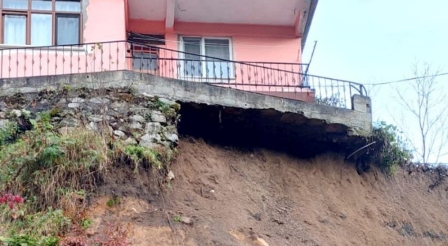 Rize'de 2 katlı ev heyelan nedeniyle hasar gördü