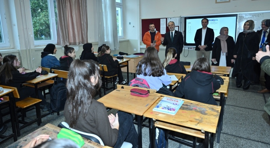 Başkan Aktaş, Bursa Kız Lisesi'nde öğrencilerle bir araya geldi