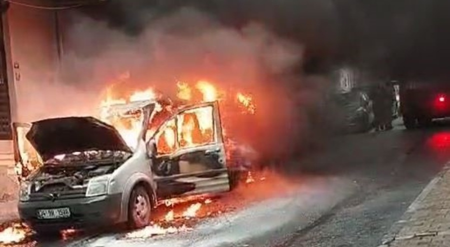 Esenler'de park halindeki otomobil alev alev yandı: Yangın arkadaki minibüse de sıçradı